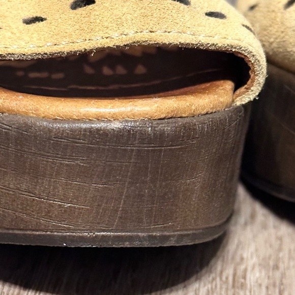 Lasocki 1970s style suede cutwork platform sandals.. Size 7.5 - Picture 8 of 8